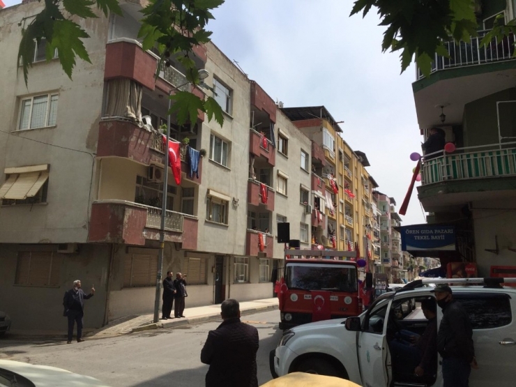 Alaşehirliler Bayramı Balkonlarından Kutladı