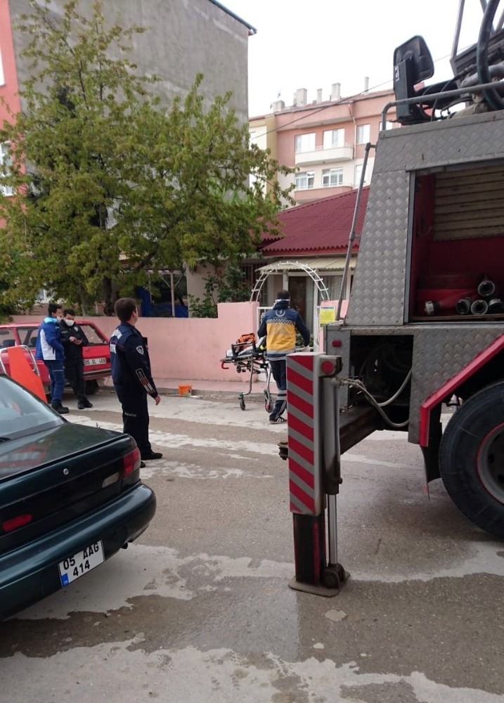 Dumandan Etkilenen Bina Sakinlerini İtfaiye Kurtardı