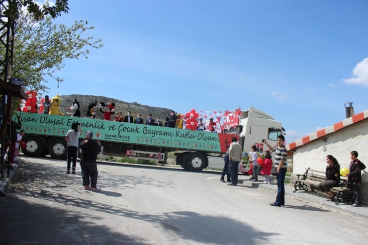 23 Nisan Coşkusu Korona Virüsü Sebebi İle Çayırhan Da Balkonlarda Yaşandı