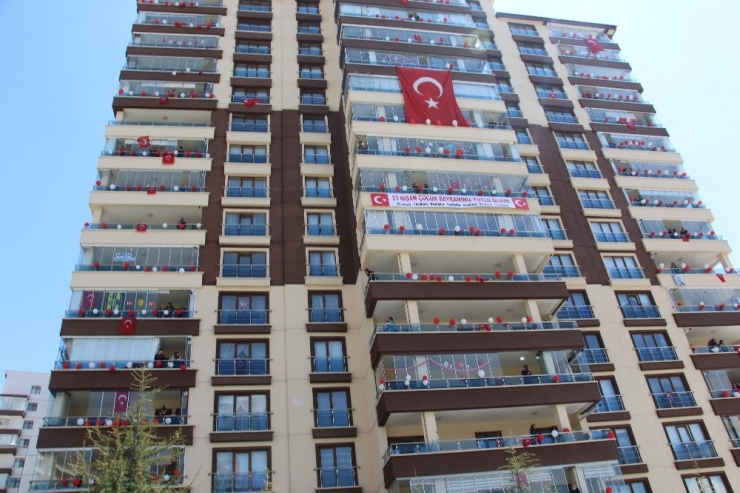 Ankara’da Aynı Binada Oturan Miniklerden Şiirli 23 Nisan Kutlaması