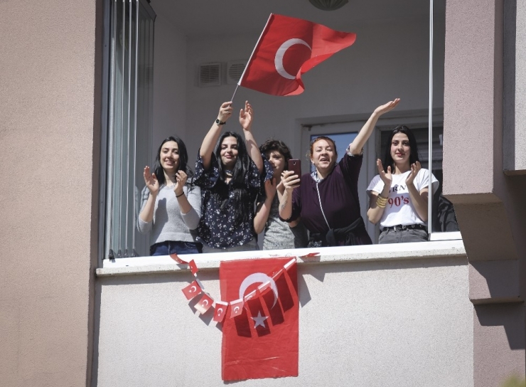 Bahçede Konser, Balkonda 23 Nisan Coşkusu