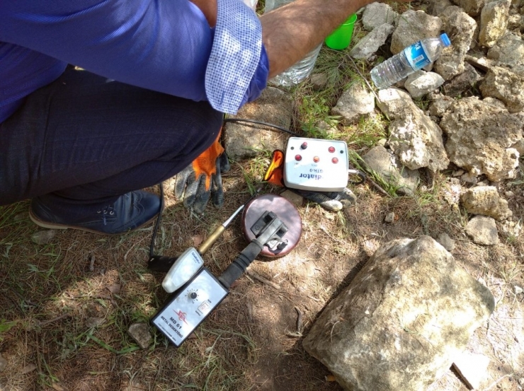 Kaçak Defineciler Önce Fotokapana Sonra Jandarmaya Suçüstü Yakalandı