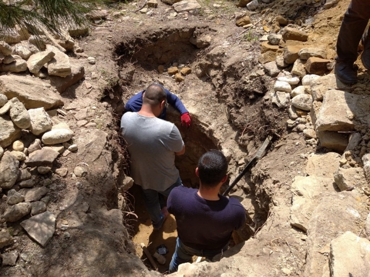 Kaçak Defineciler Önce Fotokapana Sonra Jandarmaya Suçüstü Yakalandı