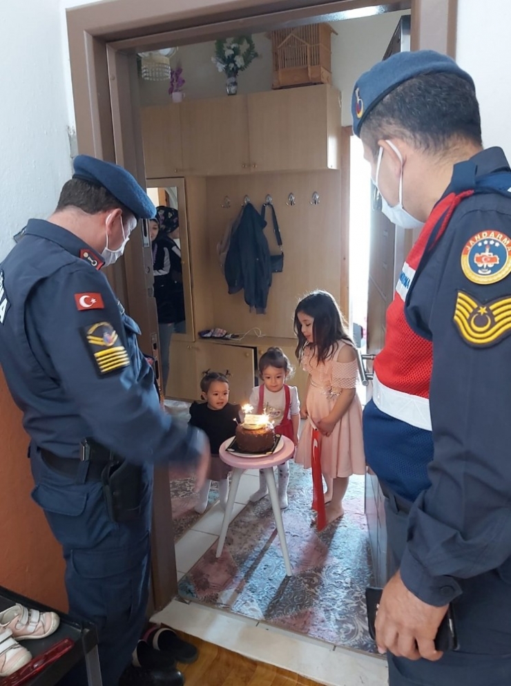 Evden Çıkamayan Minik Kıza Jandarmadan Doğum Günü Sürprizi