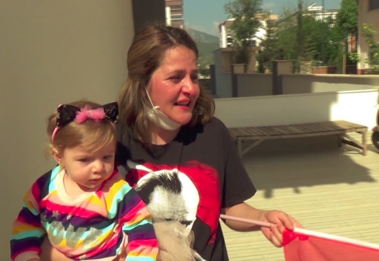 Polisin Minik Adem Efe’ye Getirdiği Polis Kıyafeti Anneyi Gözyaşlarına Boğdu