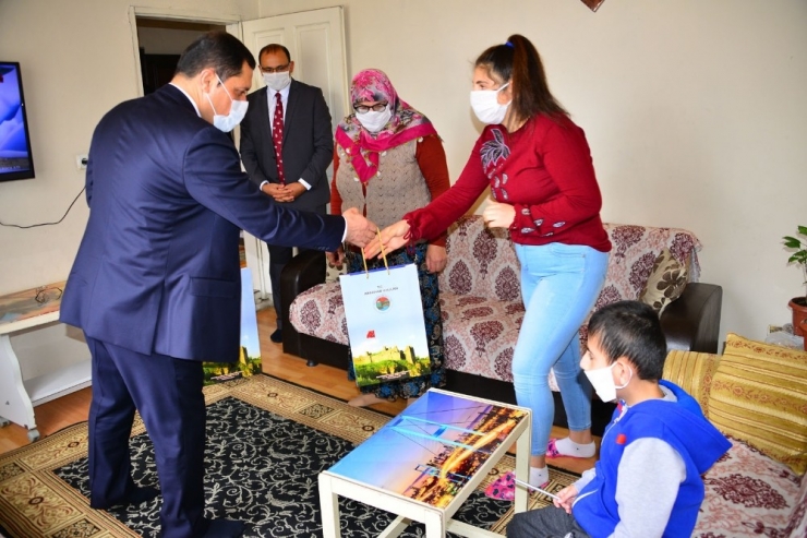 Vali Mustafa Masatlı, Çocukların Bayramını Evlerinde Kutladı