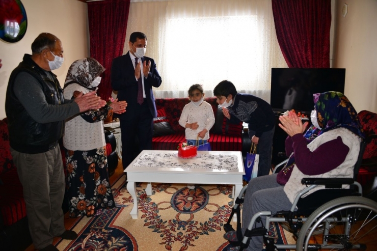 Vali Mustafa Masatlı, Çocukların Bayramını Evlerinde Kutladı