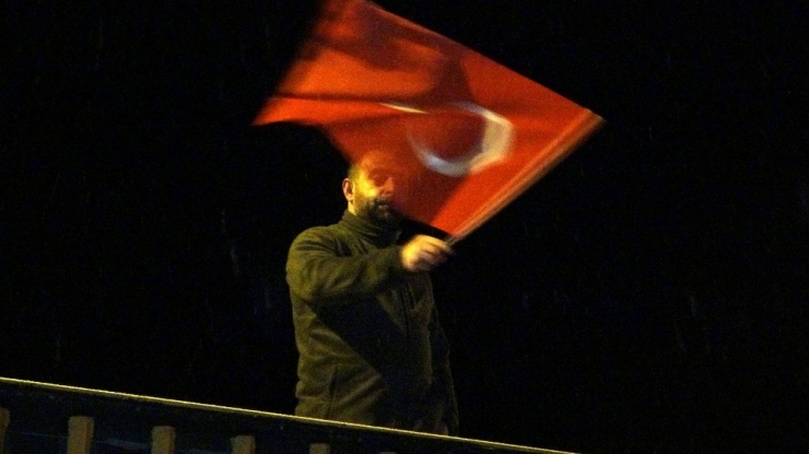 Tarihi Köprüde İstiklal Marşı Coşkusu