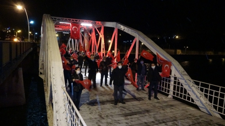 Tarihi Köprüde İstiklal Marşı Coşkusu