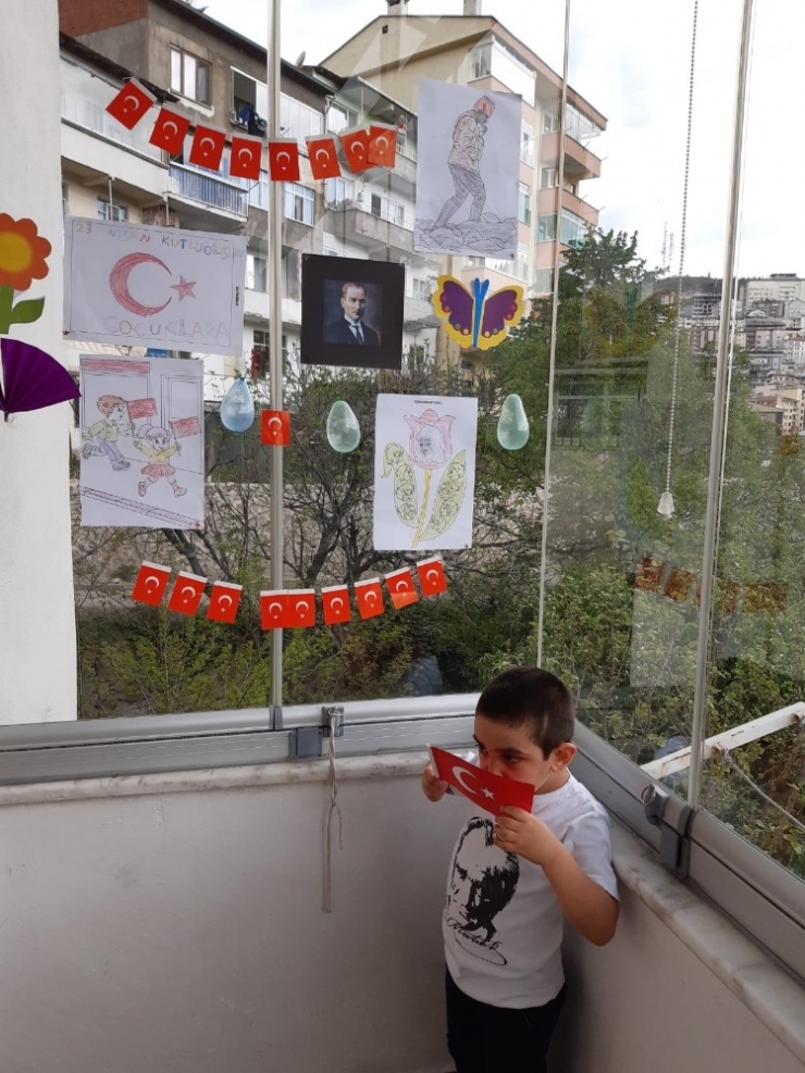 Balkon Perdesinin Zincirine Taktığı Türk Bayrağını İstiklal Marşı’nı Okuyarak Böyle Göndere Çekti