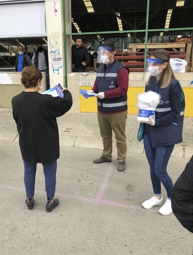 Pazaryerlerinde Maske Dağıtımına Devam Ediyor