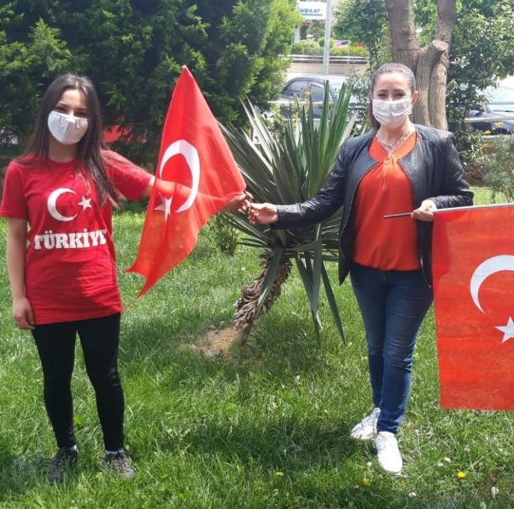 Muhtar Ve Öğretmen Ele Ele Verip Sokağa Çıkamayan Çocuklara 23 Nisan Coşkusunu Yaşattı