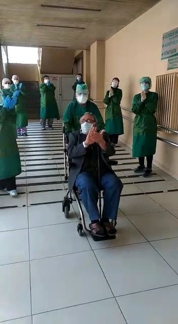 Korona Virüsü Yenen Yaşlı Adam Alkışlarla Taburcu Edildi