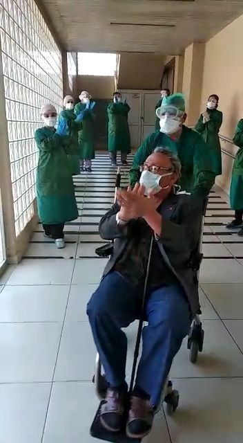 Korona Virüsü Yenen Yaşlı Adam Alkışlarla Taburcu Edildi