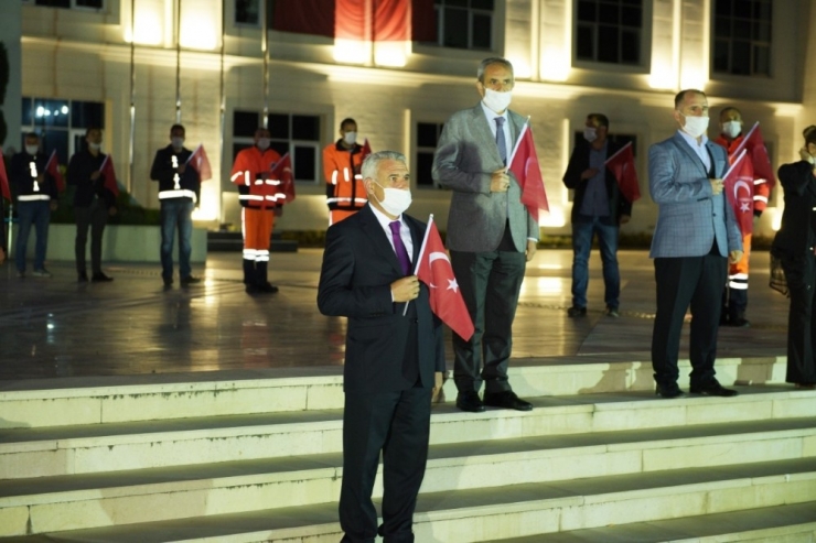Battalgazi Belediyesi Önünde İstiklal Marşı Coşkusu