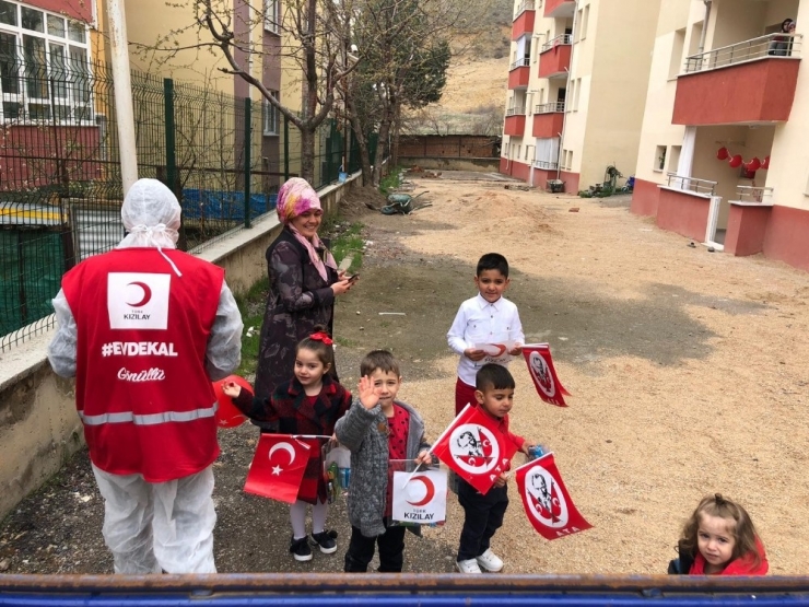 Evde Kalan Miniklere Oyuncak Sürprizi