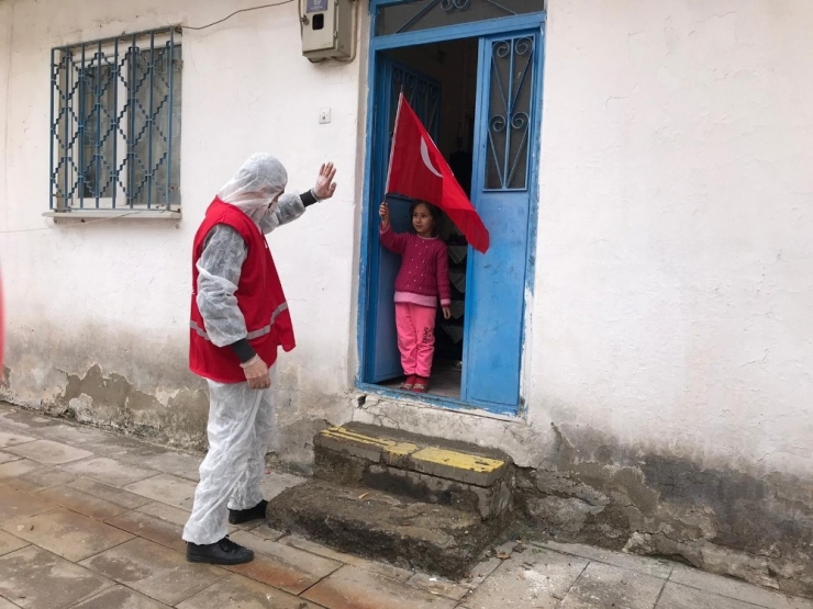 Evde Kalan Miniklere Oyuncak Sürprizi