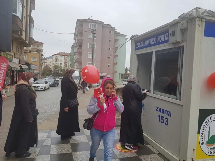 Belediye Bayrak Ve Balonlar Dağıttı
