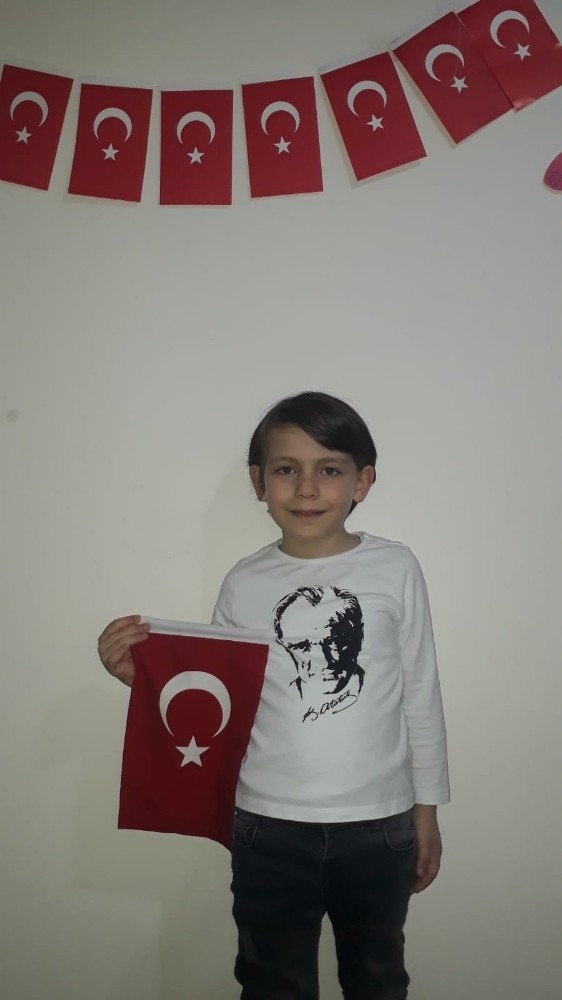 Bidos Bayramı Evde Kutlayan Çocuklar İçin Klip Oluşturdu