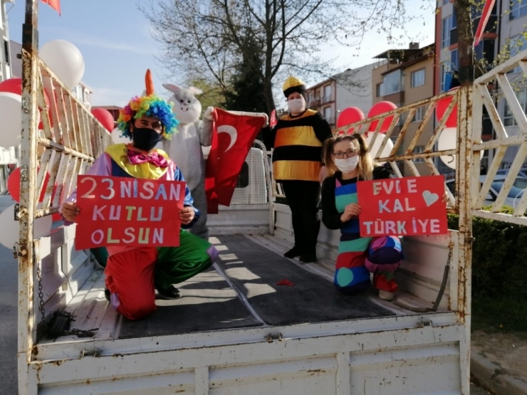 Kızlarının 23 Nisan’ı Kutlayamamalarına Üzülen Anneden Palyaçolu Sürpriz