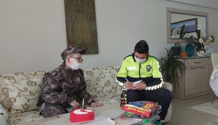 Polislerden Engelli Çocuğa Pastalı 23 Nisan Kutlaması