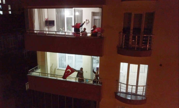 İstiklal Marşı’nın Balkonlardan Okunduğu Anlar Havadan Görüntülendi