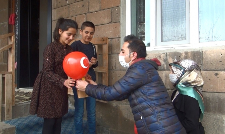 Öğretmenler Ev Ev Dolaşıp Öğrencilerine 23 Nisan Sürprizi Yaptı