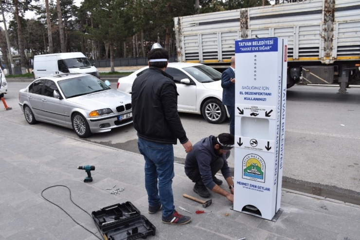 Tatvan’da El Dezenfektan İstasyonları Kuruldu