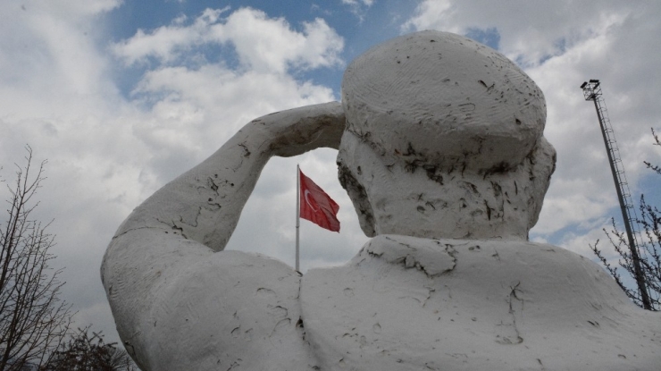 150 Metrekarelik Türk Bayrağı Tatvan’da Göndere Çekildi