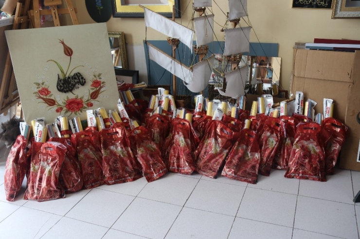 Kapı Kapı Dolaşarak 140 Çocuğa Sanat Malzemesi Dağıttılar