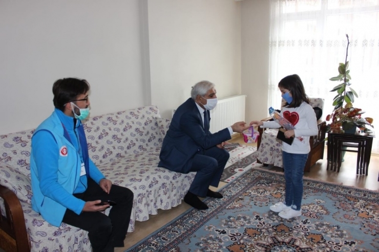 İki Kız Kardeş Harçlıklarını Milli Dayanışma Kampanyası’na Bağışladı