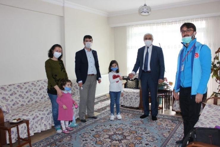 İki Kız Kardeş Harçlıklarını Milli Dayanışma Kampanyası’na Bağışladı