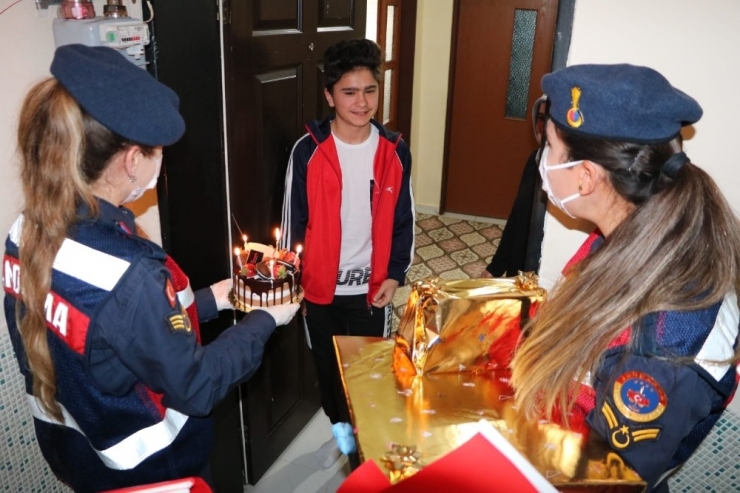 Jandarma Çocukların Bayramını Evlerinde Kutladı