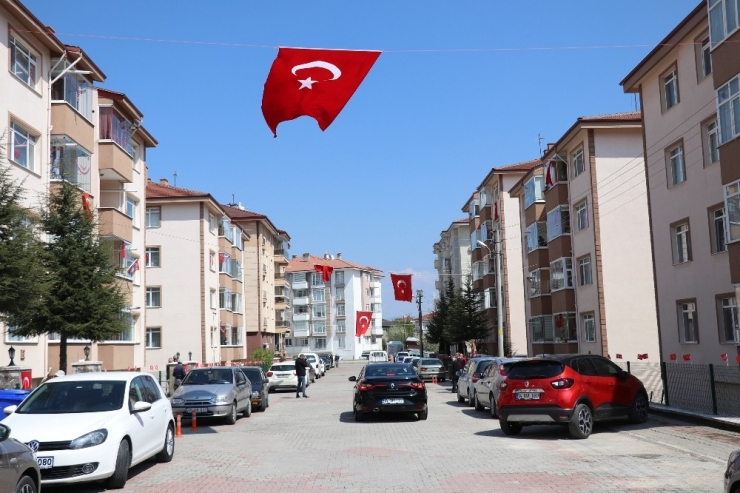 23 Nisan’ı Sokakta Çaldıkları Marşlar Ve Türk Bayrakları İle Kutladılar