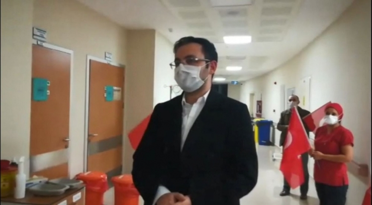 Başhekim Bayraklar Ve Alkışlarla Taburcu Edildi