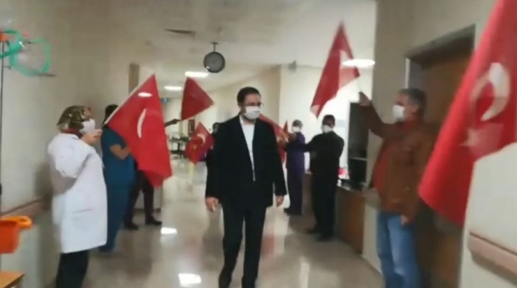 Başhekim Bayraklar Ve Alkışlarla Taburcu Edildi