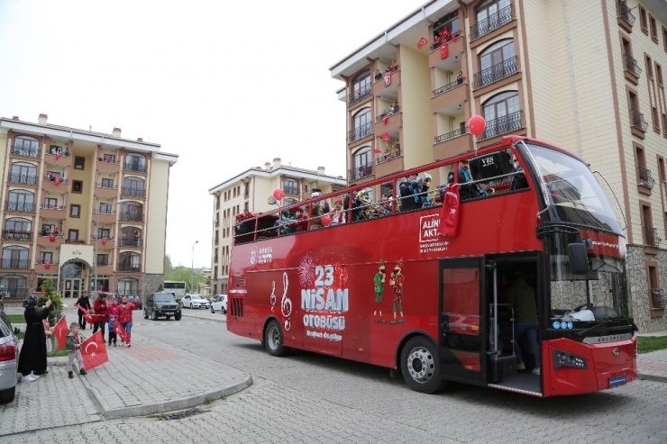 Bursa’da Kısıtlamaya Rağmen Çocuklara 23 Nisan Sürprizi