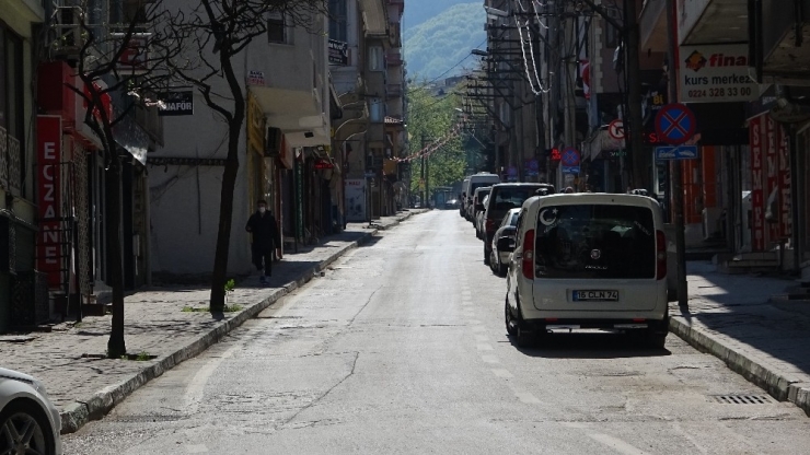 Bursa Sokakları Sessizliğe Büründü