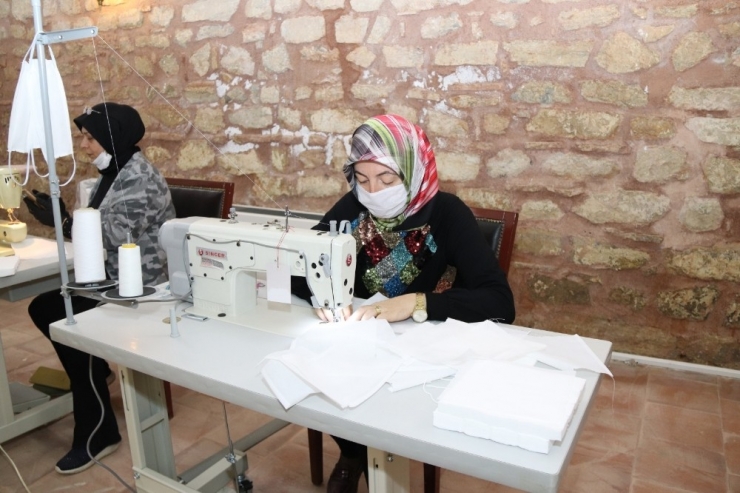 Başkanın Eşi Maske Dikerek Destek Oluyor