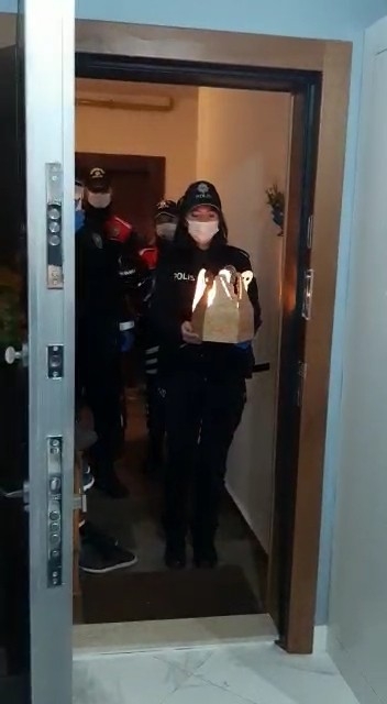 Bursa’da Otizmli Gence Polislerden Sürpriz Doğum Günü