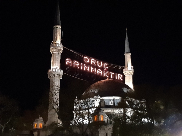 Çamlıca Camii’nde Korona Virüsü Nedeniyle İlk Teravih Namazı Kılınmadı