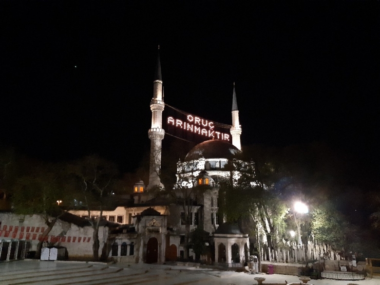 Çamlıca Camii’nde Korona Virüsü Nedeniyle İlk Teravih Namazı Kılınmadı