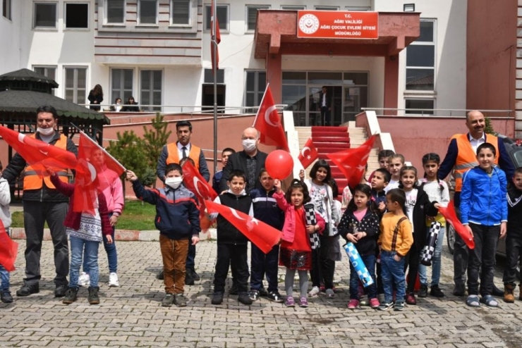 Çocuk Evleri Sitesinde Kalan Çocuklara 23 Nisan Sürprizi