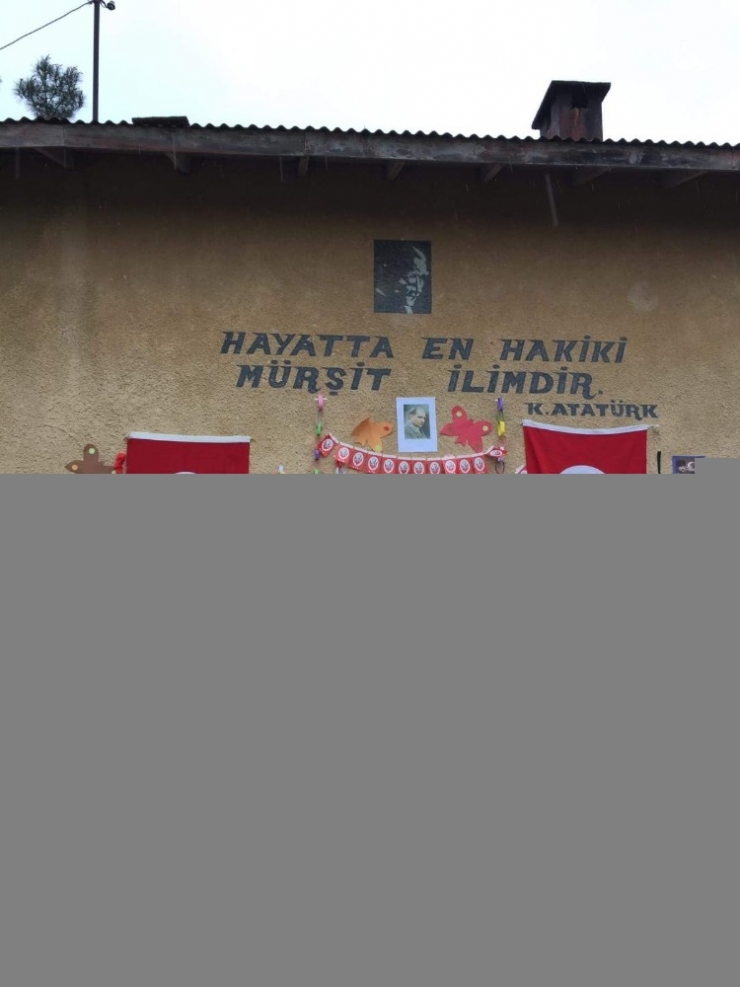 Eski Okul Binasını Süsleyip 23 Nisan Coşkusunu Yaşattılar