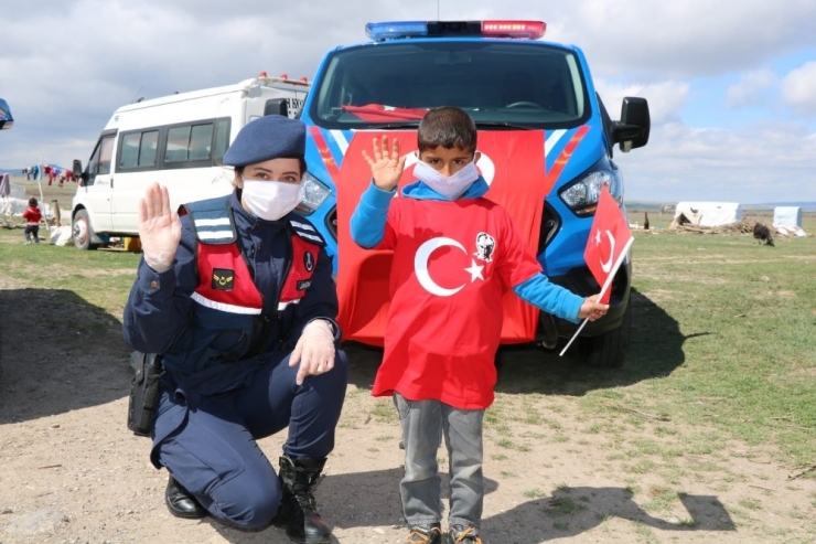 Jandarma 23 Nisan’da Köylerde Bayrak Dağıttı