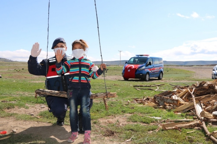 Jandarma 23 Nisan’da Köylerde Bayrak Dağıttı