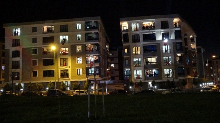 Çorlulular 23 Nisan Coşkusunu Balkonlarında Yaşadı