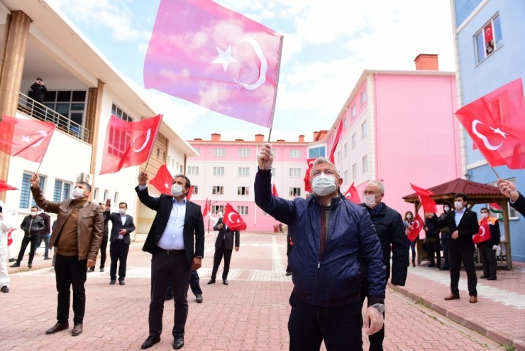 Karantinadaki Çocuklara Sürpriz Bayram Kutlaması