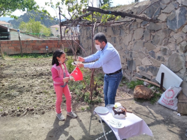 23 Nisan’da Doğan Öğrenciye Sürpriz Doğum Günü