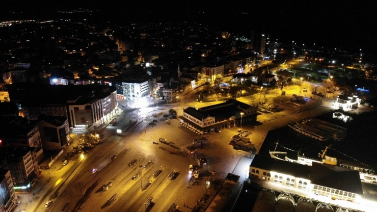 4 Günlük Sokağa Çıkma Kısıtlaması Nedeniyle Kadıköy Meydanı Boş Kaldı